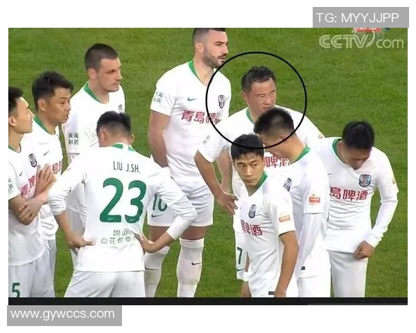 守门员在比赛中意外遭遇足球打脸瞬间引发全场哄笑与热议